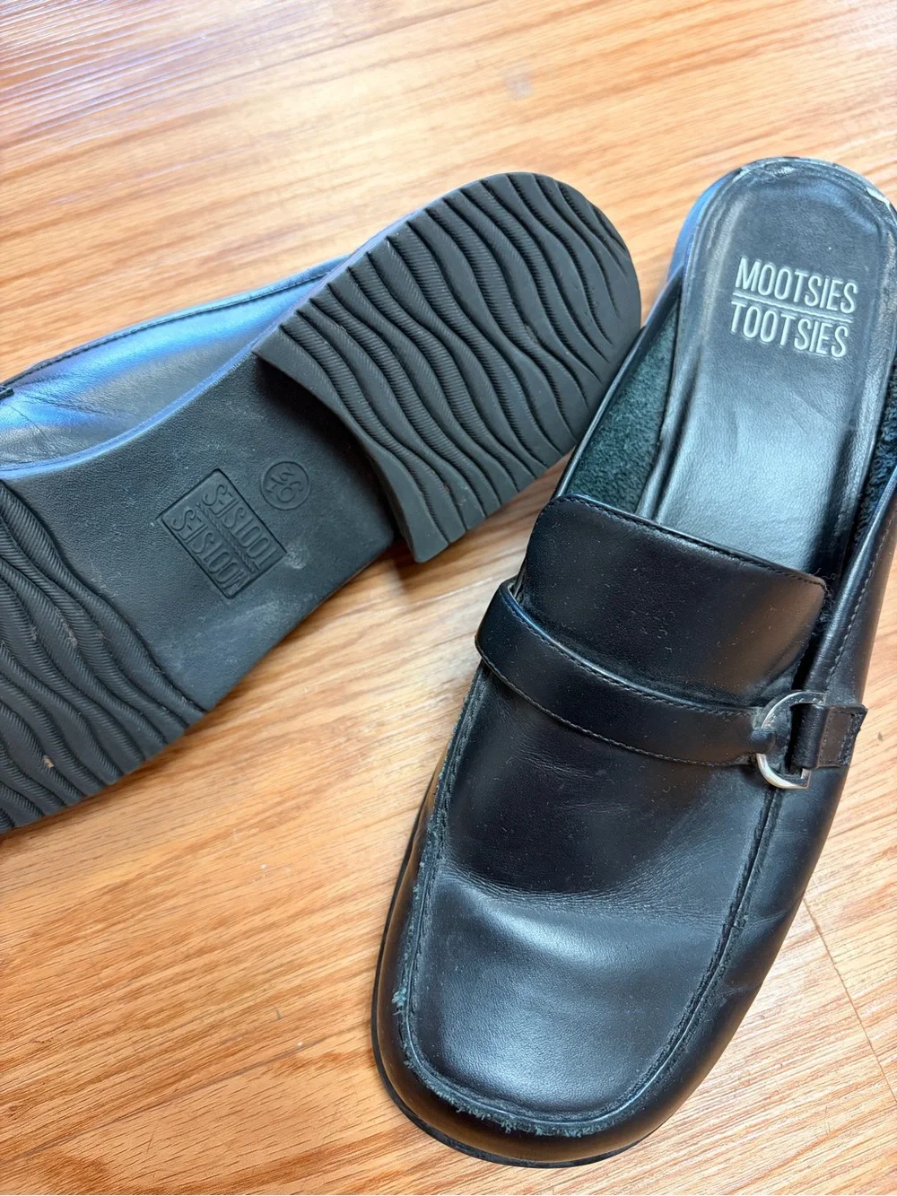 Vintage 90’s Mootsies Tootsies black leather backless slide on loafers